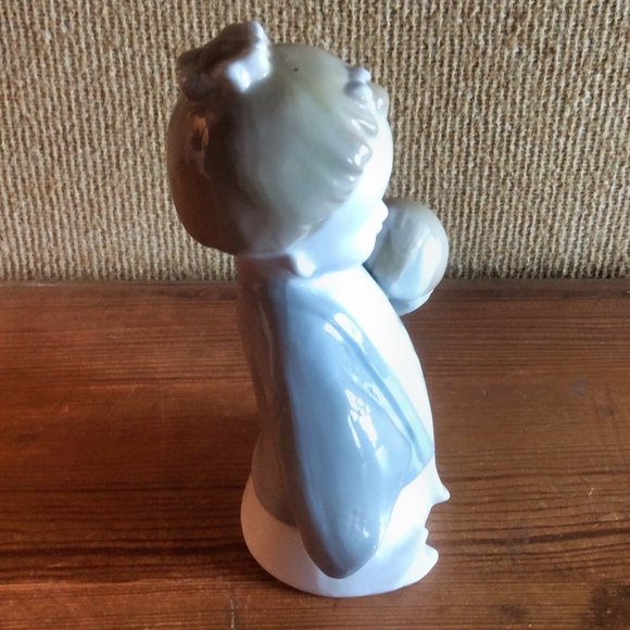 Elegant Toyo Traditional Japanese Child With Ball Porcelain Figurine, Unique Hom - Picture 3 of 5